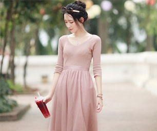 夏天穿V领，凉快又显脸小,这13条裙子帮你降温