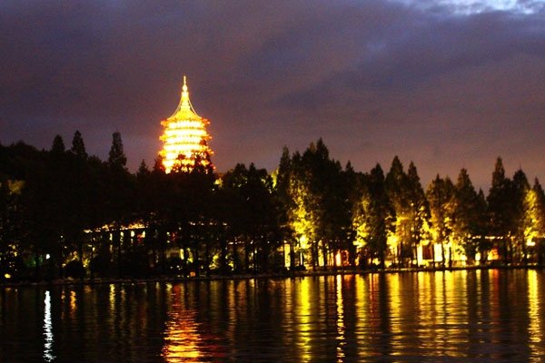 夜幕下的雷峰塔